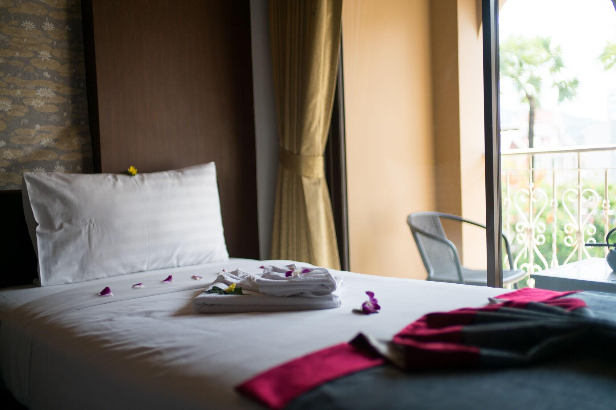 Hotel Minatale Phuket Patong Esterno foto